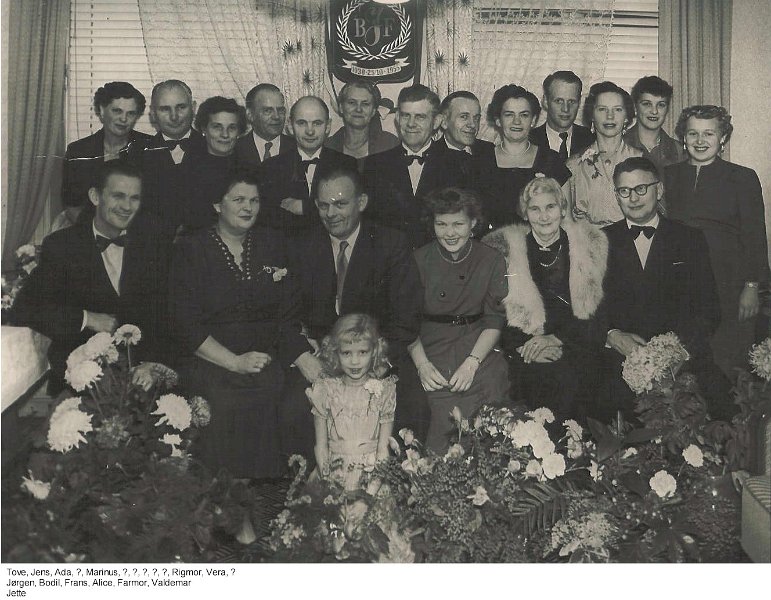 Frans og Bodils soelvbryllup.jpg - Onkel Frans og Faster Bodils sølvbryllup. Bagerst: Tove, Jens, Ada, ?, Marinus, ?, ?, ?, ?, Rigmor, Vera. Forest: Jørgen, Bodil, Frans, Alice, Farmor, Valdemar. Pigen i midten: Jette (Frans og Bodils yngste datter)